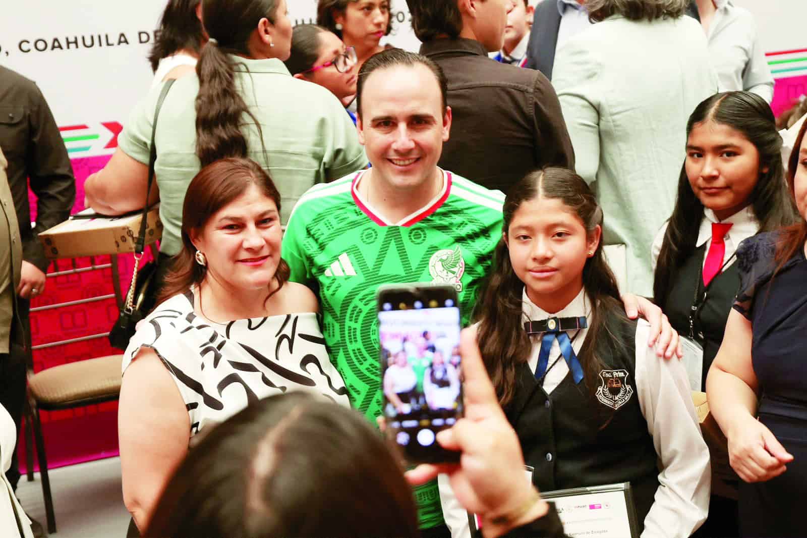Manolo Jim&eacute;nez premia a estudiantes destacados en Coahuila