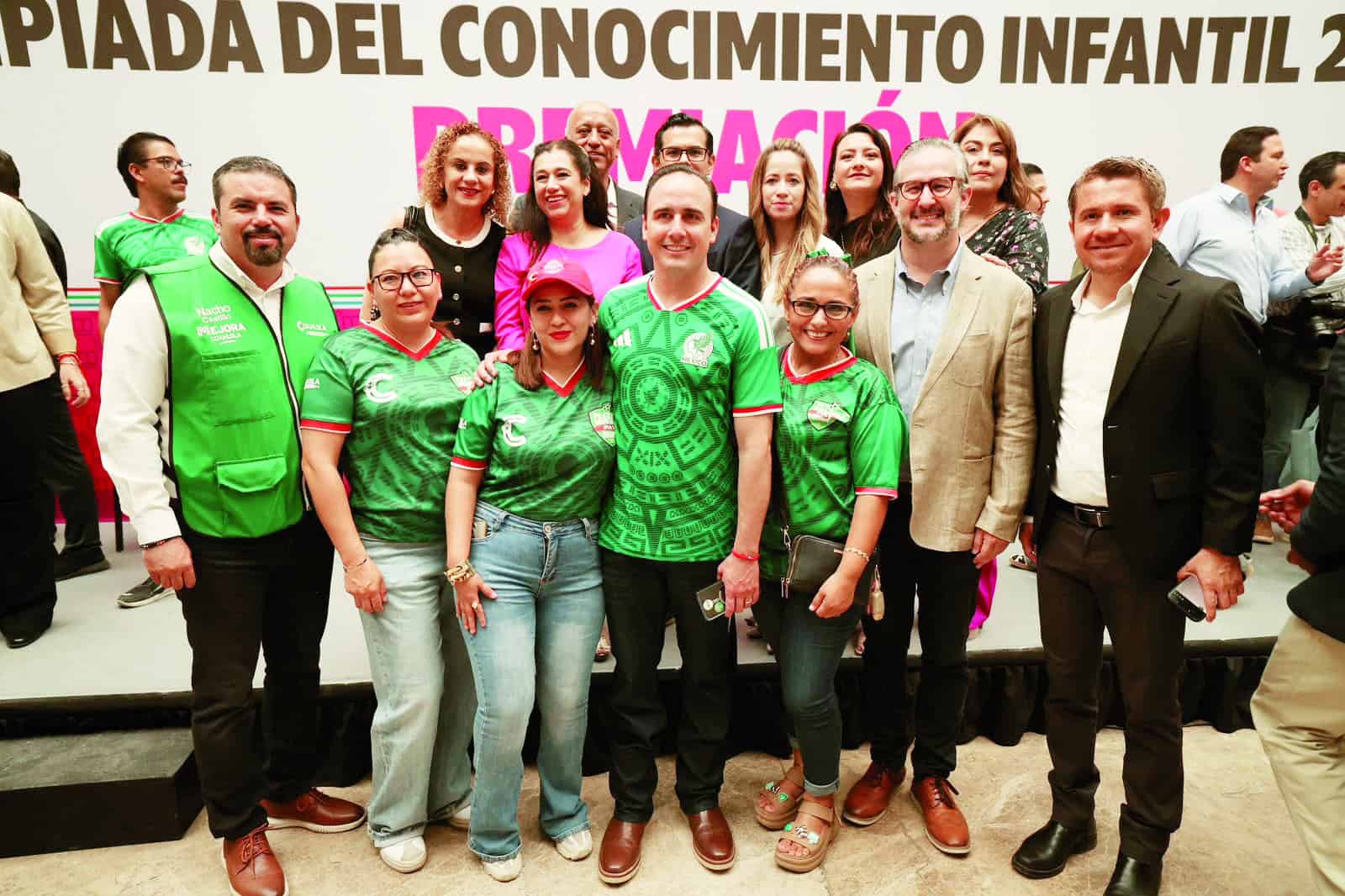 Manolo Jim&eacute;nez premia a estudiantes destacados en Coahuila