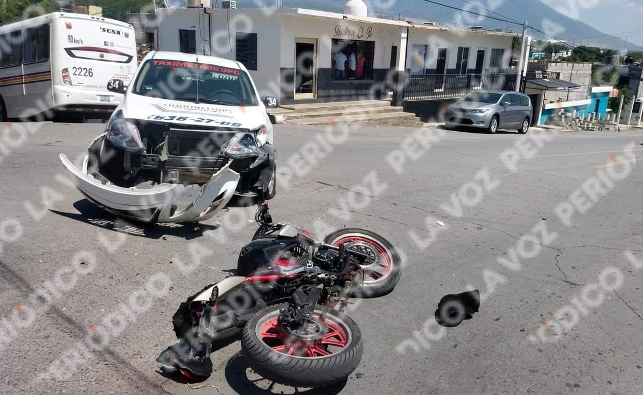 Taxista deja grave a motociclista