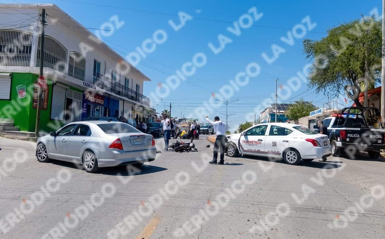 Taxista deja grave a motociclista