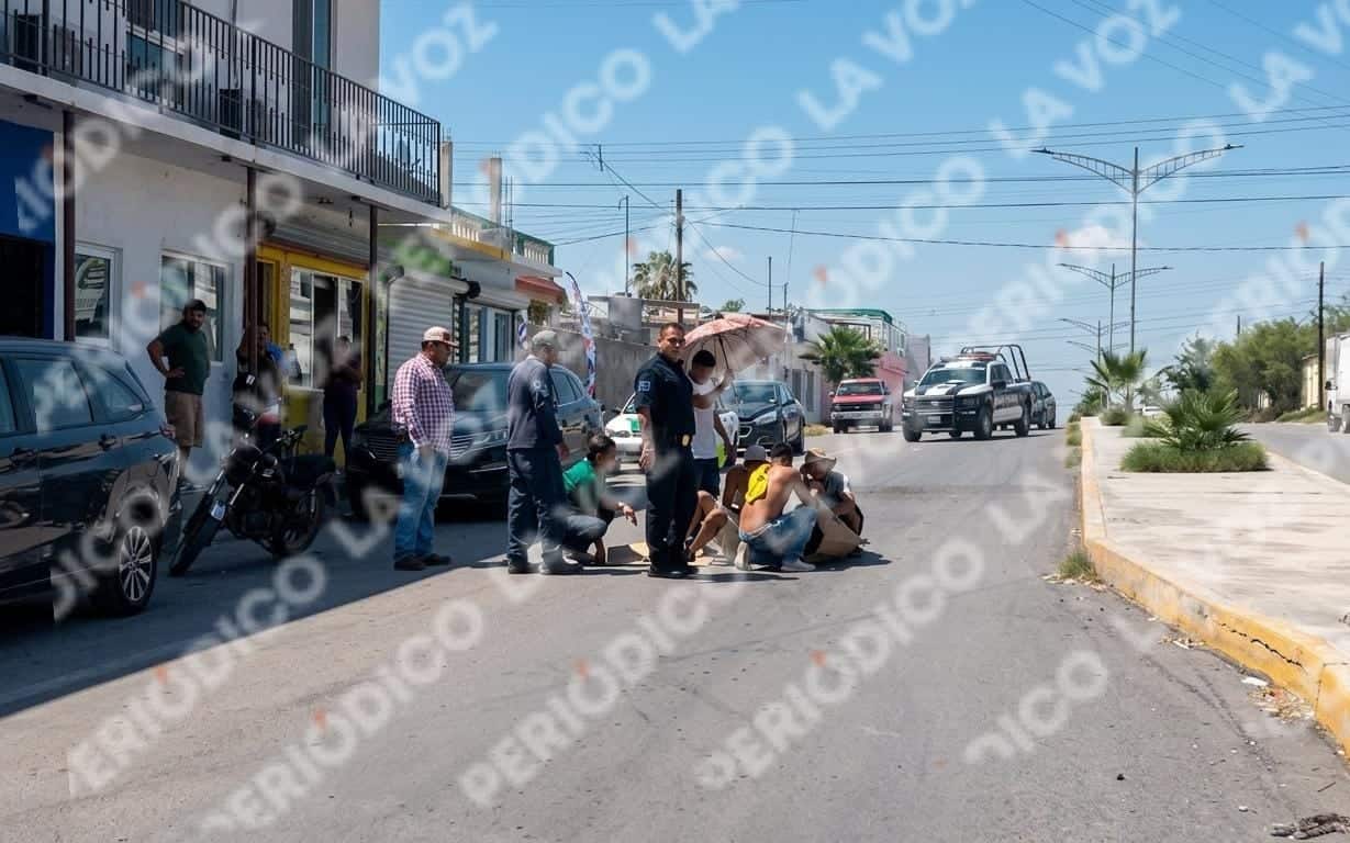 Taxista deja grave a motociclista