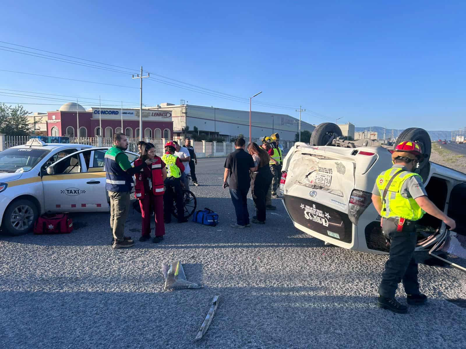 Lesionado en volcadura de taxi en libramiento &Oacute;scar Flores Tapia