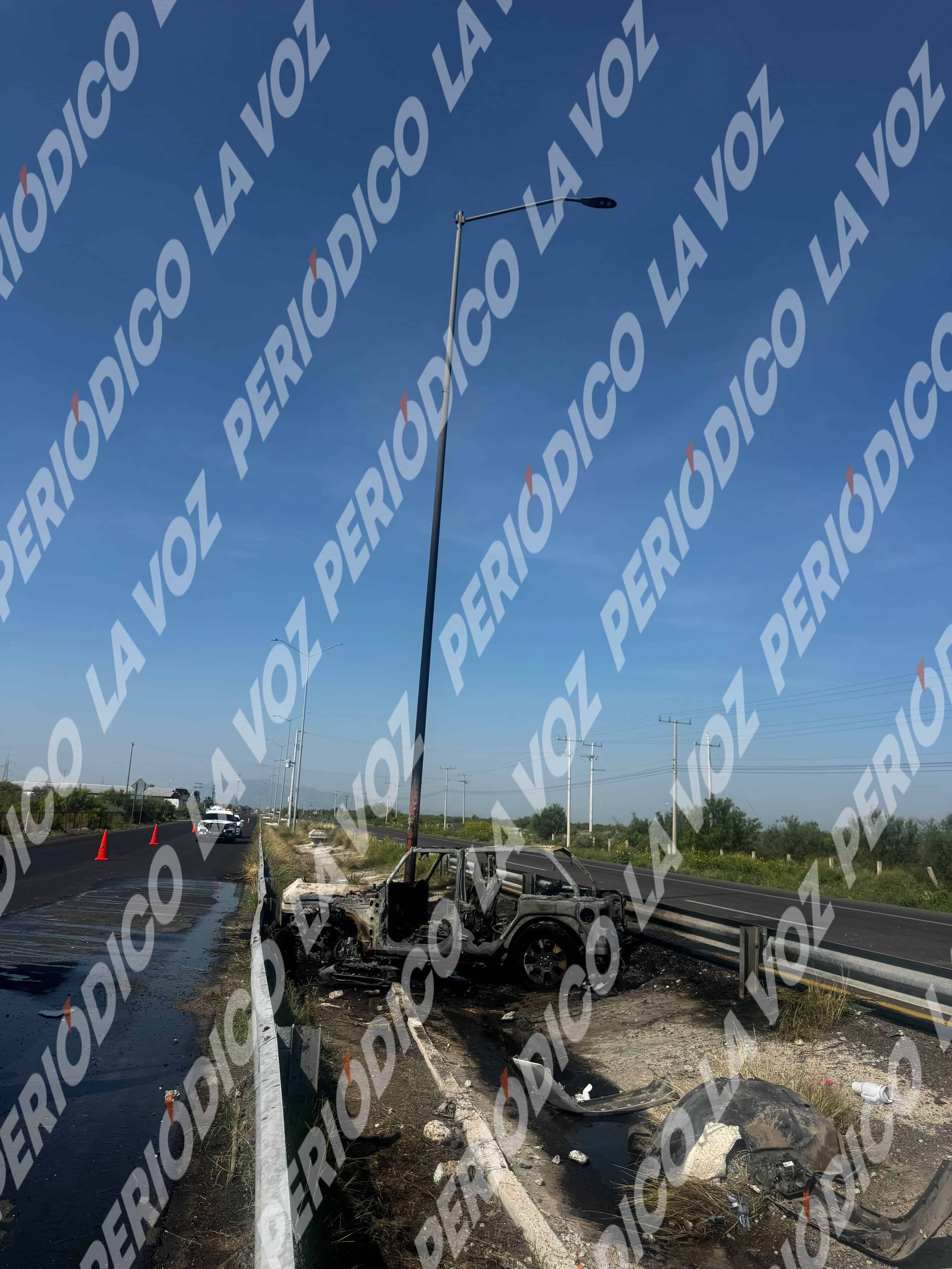 Incendio de Jeep en Monclova tras accidente de joven conductora