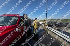 Incendio de Jeep en Monclova tras accidente de joven conductora