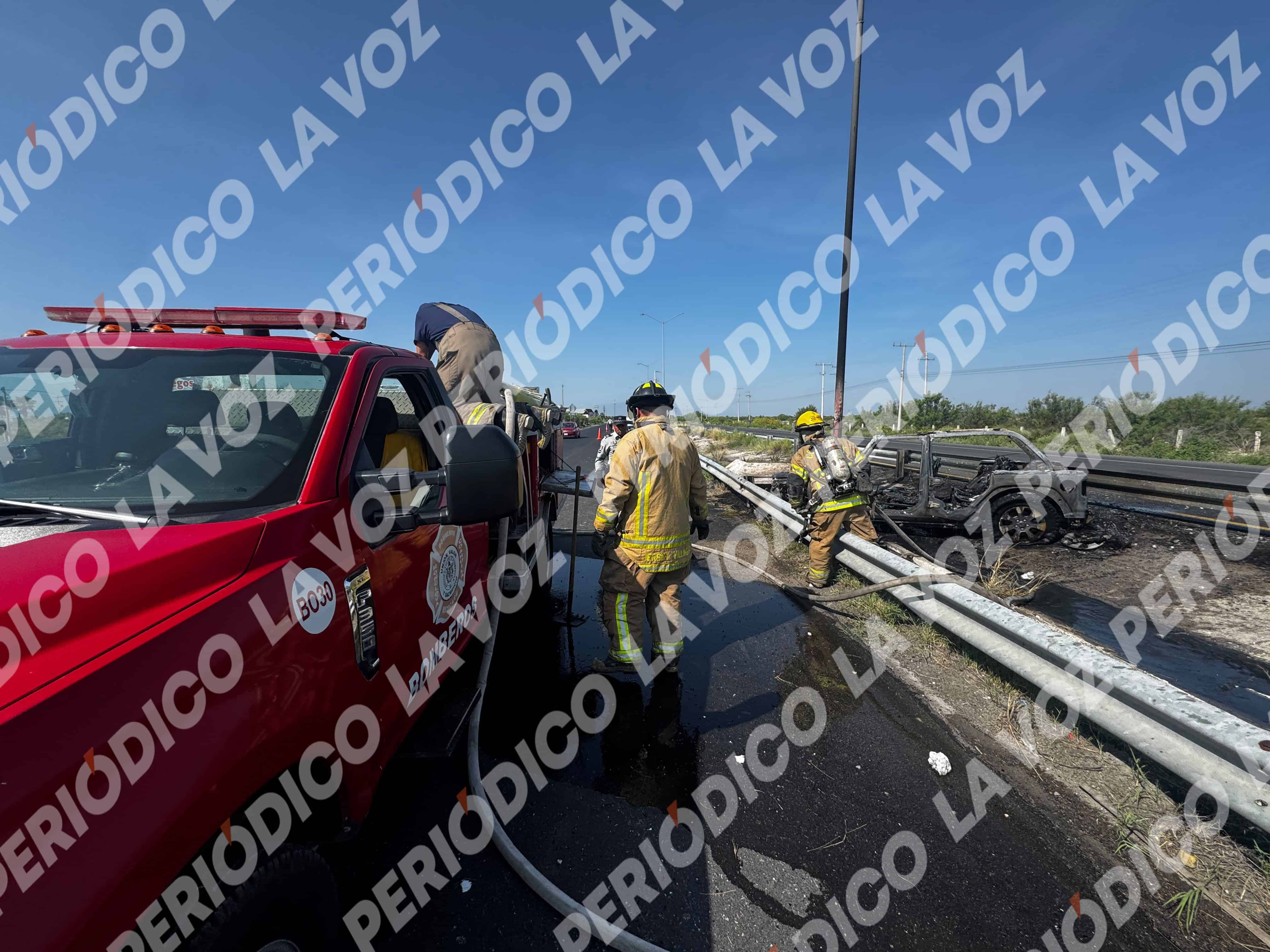 Incendio de Jeep en Monclova tras accidente de joven conductora