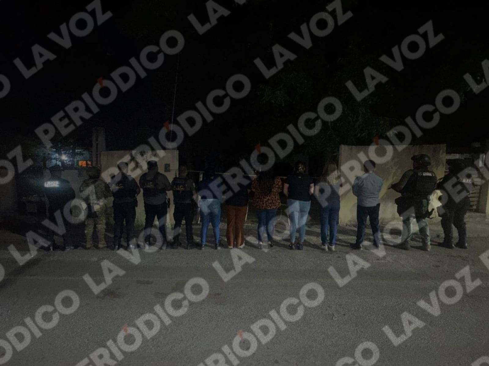 Asegura Fiscal&iacute;a droga y armas en cateo