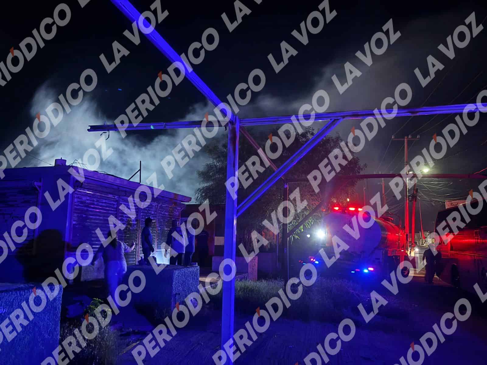 Bomberos controlan incendio en locales abandonados de Monclova