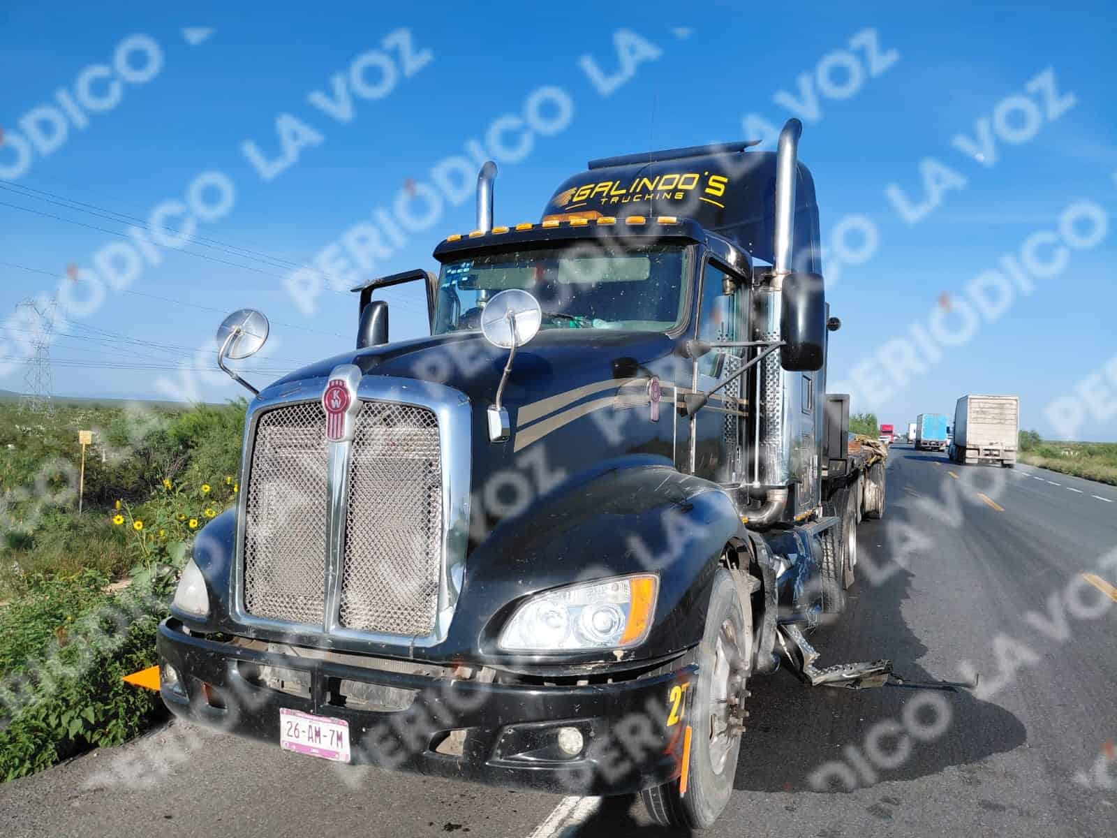 Camioneta de Ignacio N choca contra tractocami&oacute;n en carretera federal 53