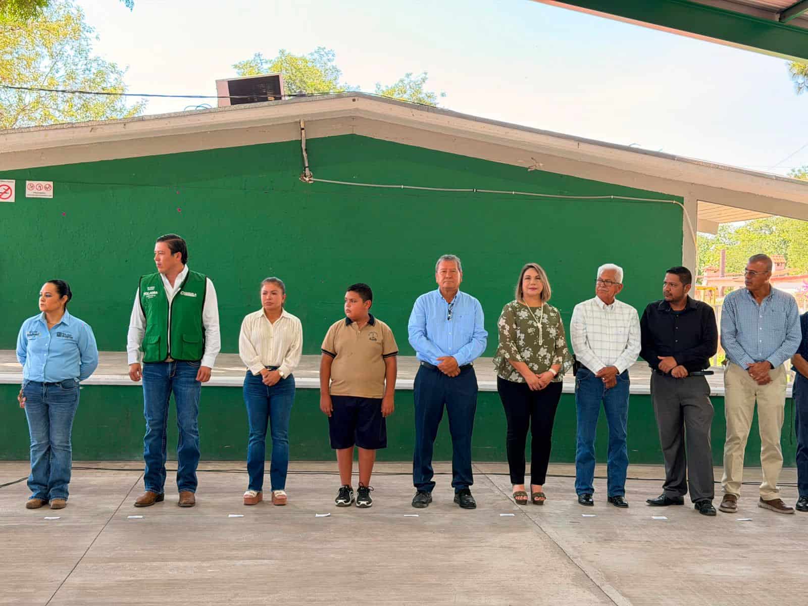Oscar R&iacute;os entrega techumbre a la escuela Carlos A. Rovirosa en Nueva Rosita