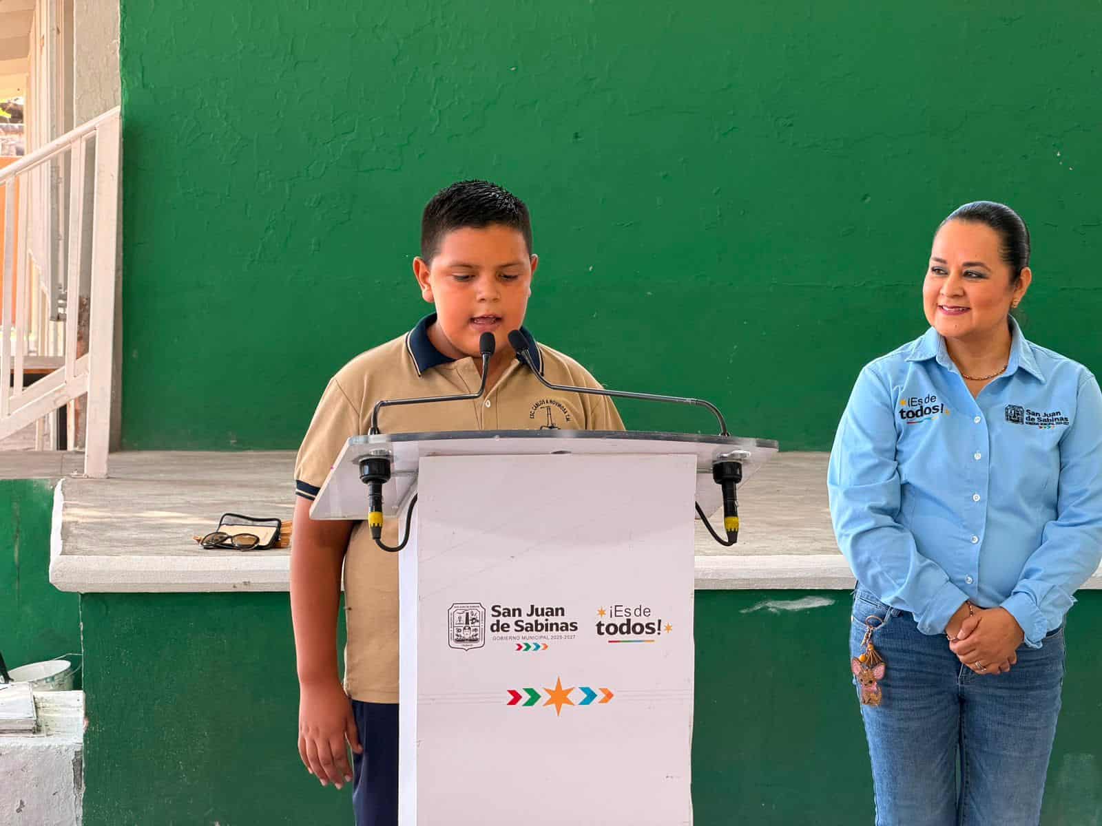 Oscar R&iacute;os entrega techumbre a la escuela Carlos A. Rovirosa en Nueva Rosita