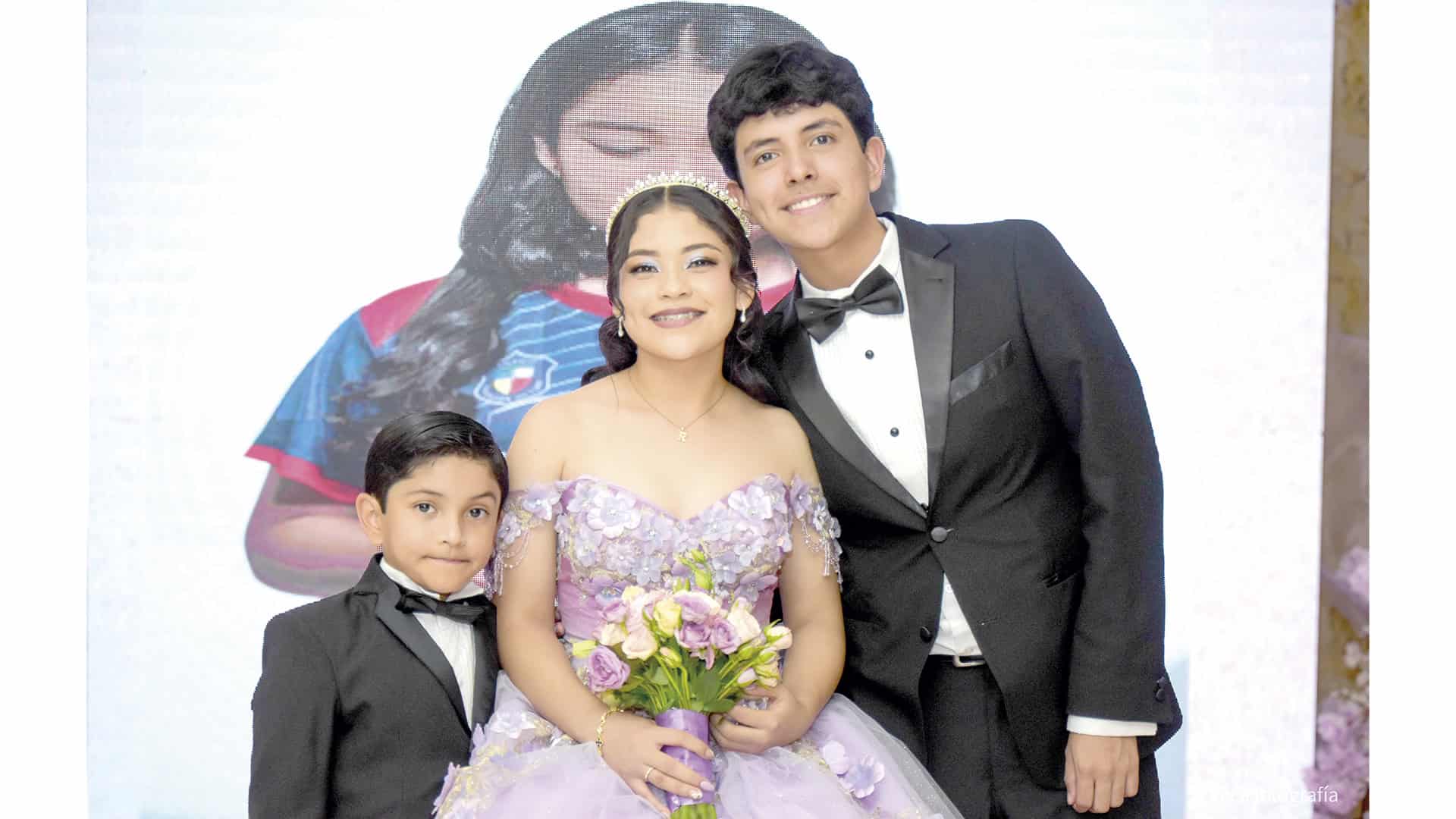 Regina Morales celebra sus XV a&ntilde;os rodeada de familia en Coahuila