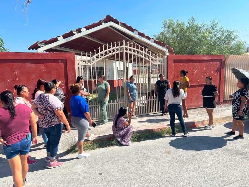 Padres de familia cierran la Escuela Primaria Ces&aacute;reo Castro en Monclova