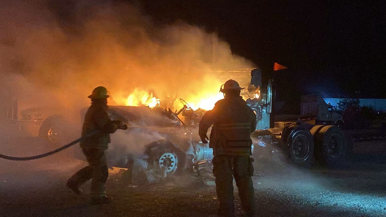 Arde tractocami&oacute;n dentro  de empresa transportista en Casta&ntilde;os