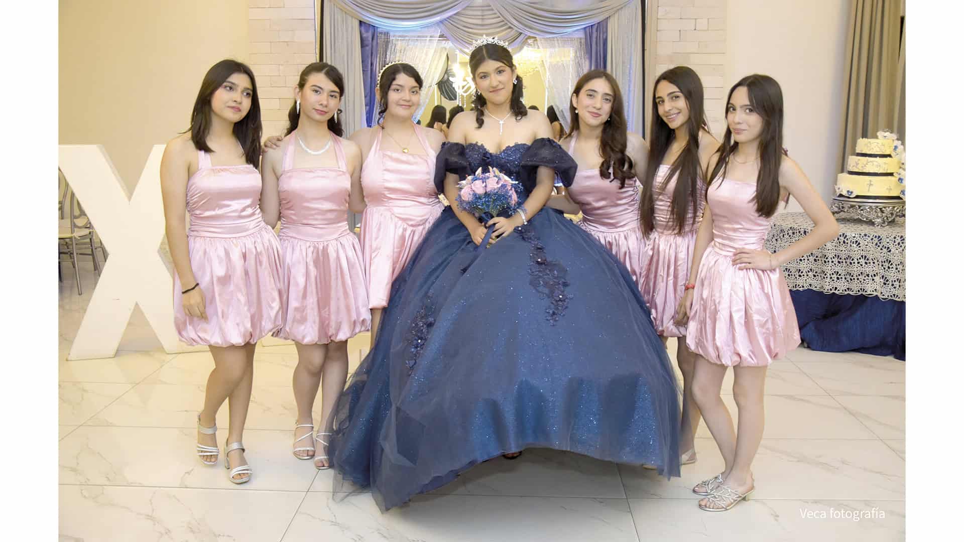Regina Espinoza festeja sus XV a&ntilde;os rodeada de familiares y amigos