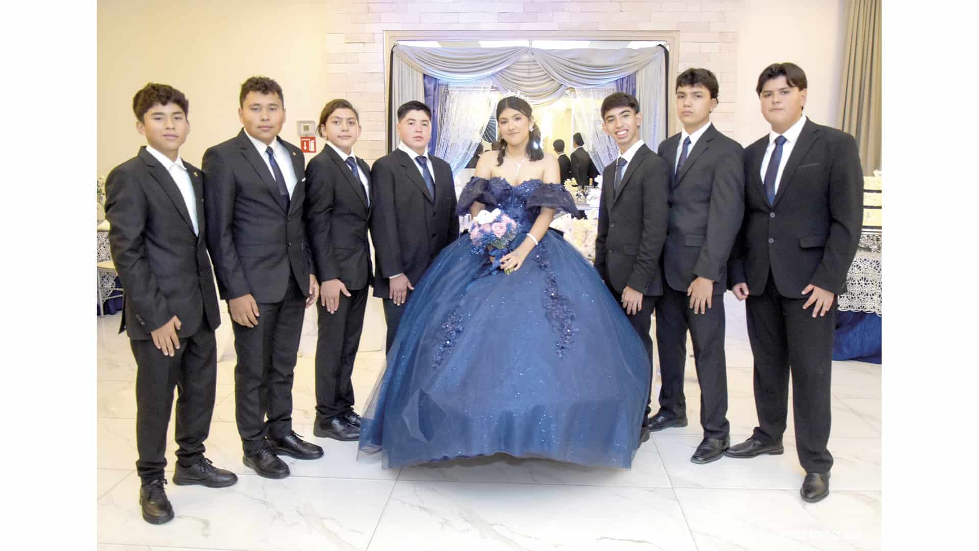 Regina Espinoza festeja sus XV a&ntilde;os rodeada de familiares y amigos