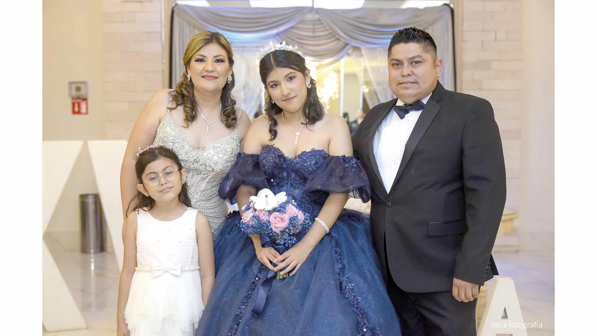 Regina Espinoza festeja sus XV a&ntilde;os rodeada de familiares y amigos