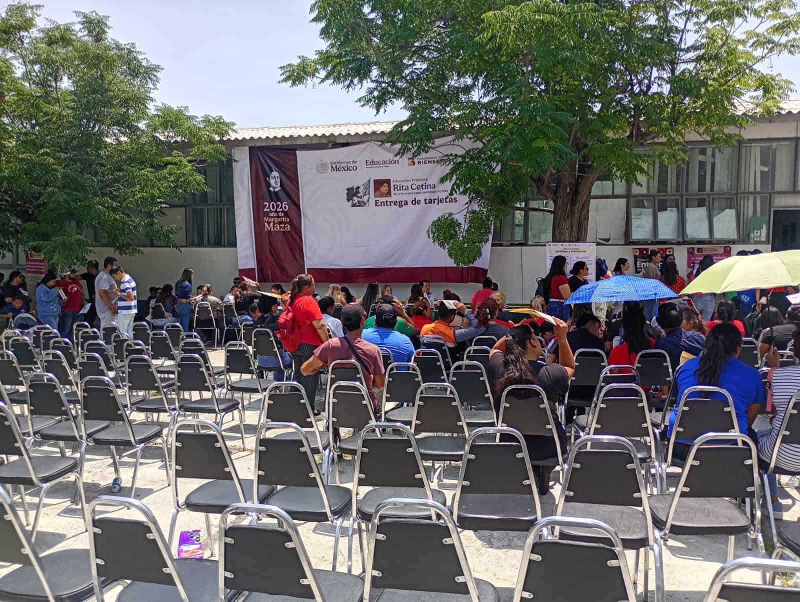 Beneficiarios de Becas Rita Cetina enfrentan largas filas en Saltillo