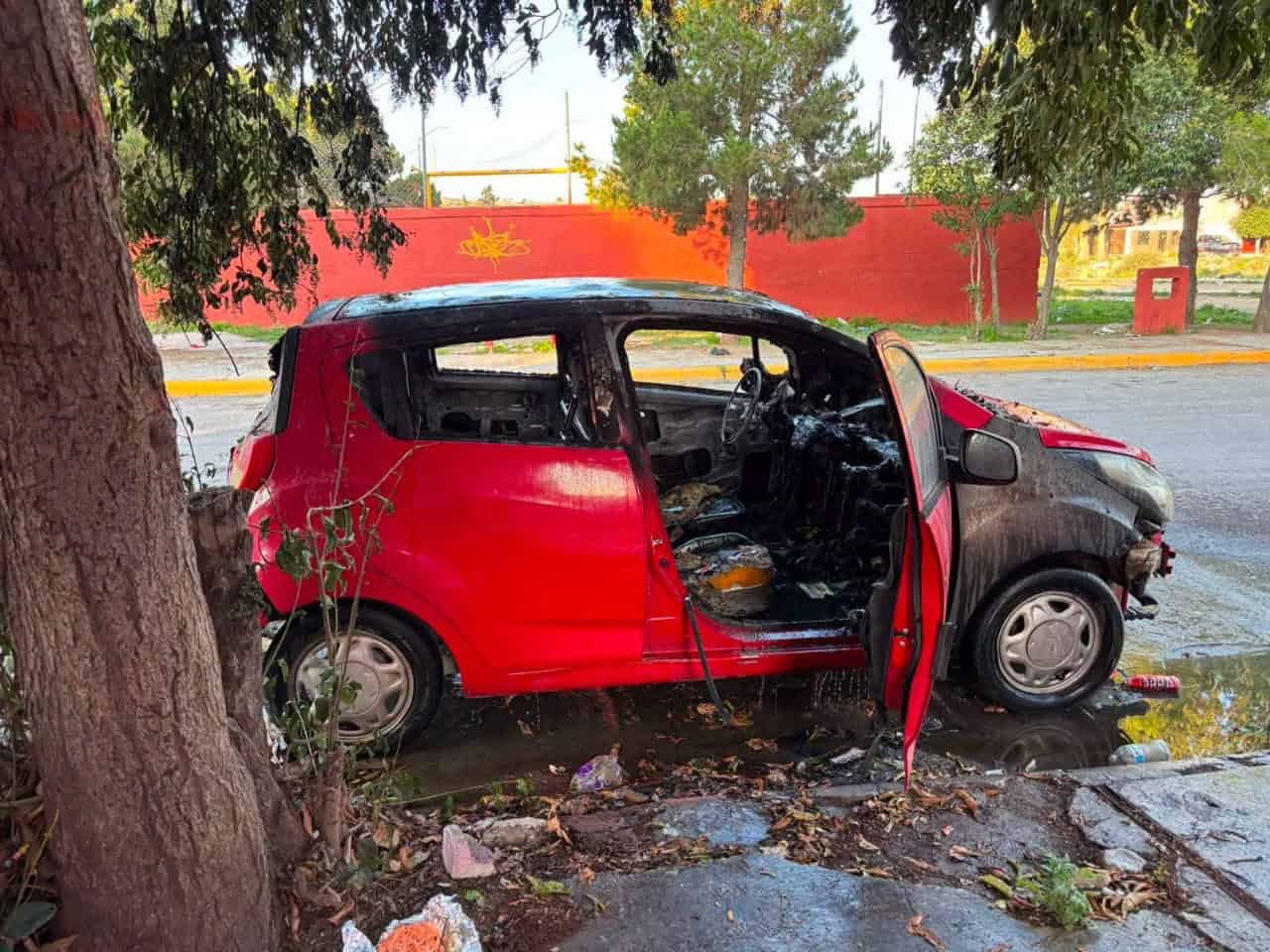 Investigan incendio de veh&iacute;culo en desuso en Saltillo