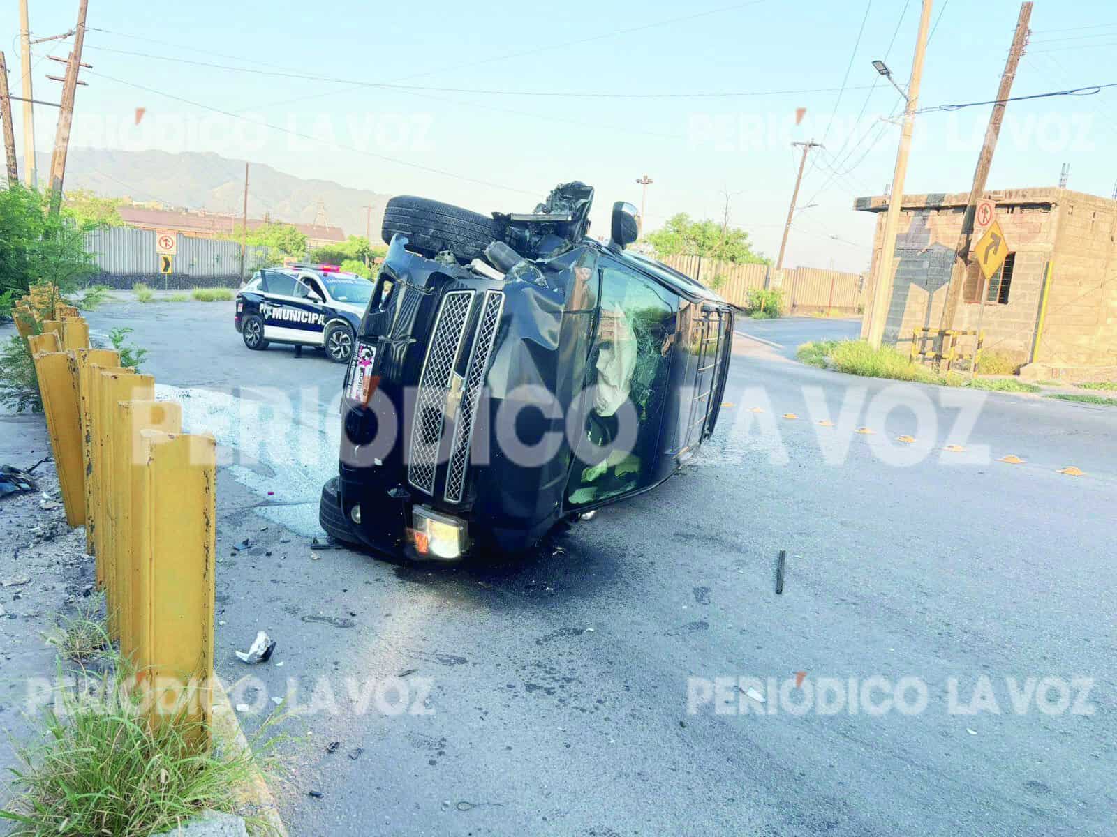 Camioneta vuelca frente a AHMSA en Monclova: ocupantes huyen