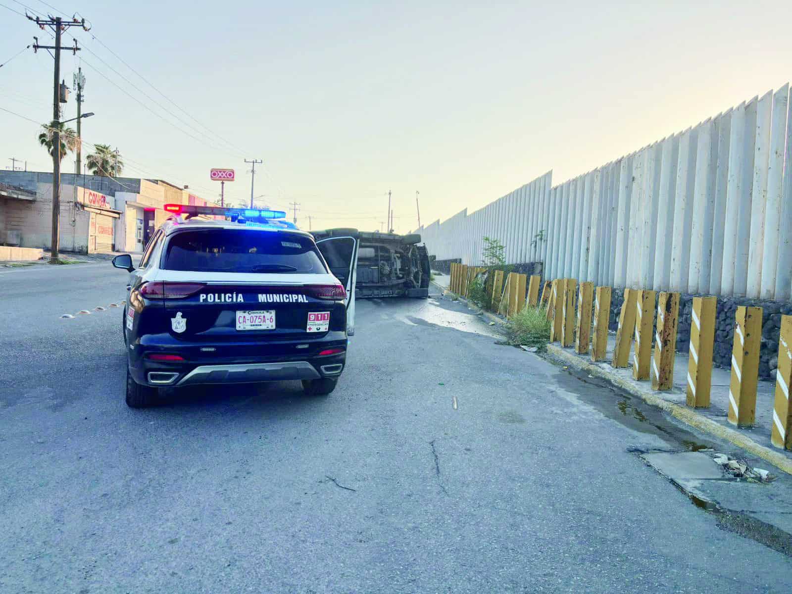Camioneta vuelca frente a AHMSA en Monclova: ocupantes huyen