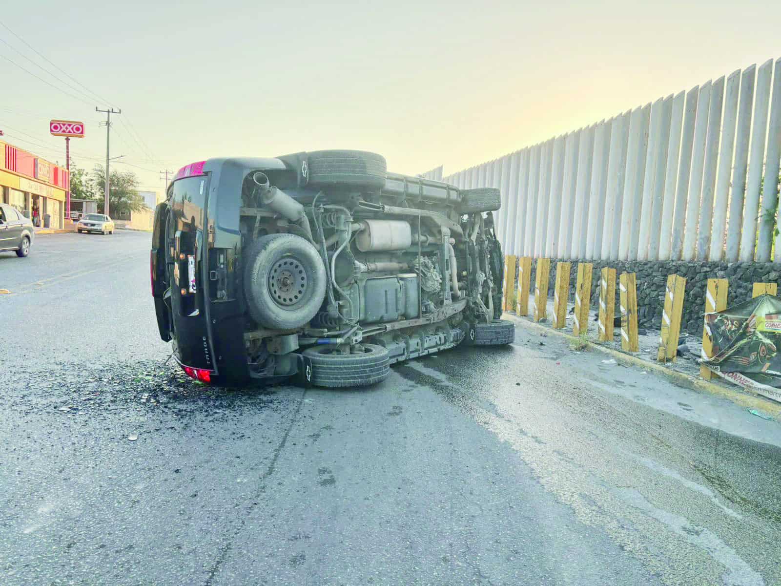 Camioneta vuelca frente a AHMSA en Monclova: ocupantes huyen