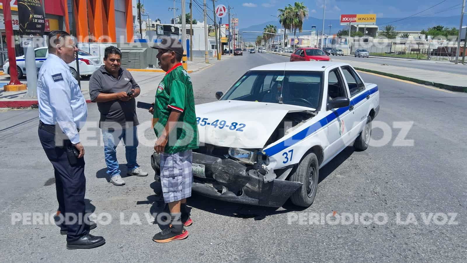 Taxi provoca choque al pasarse sem&aacute;foro en Monclova