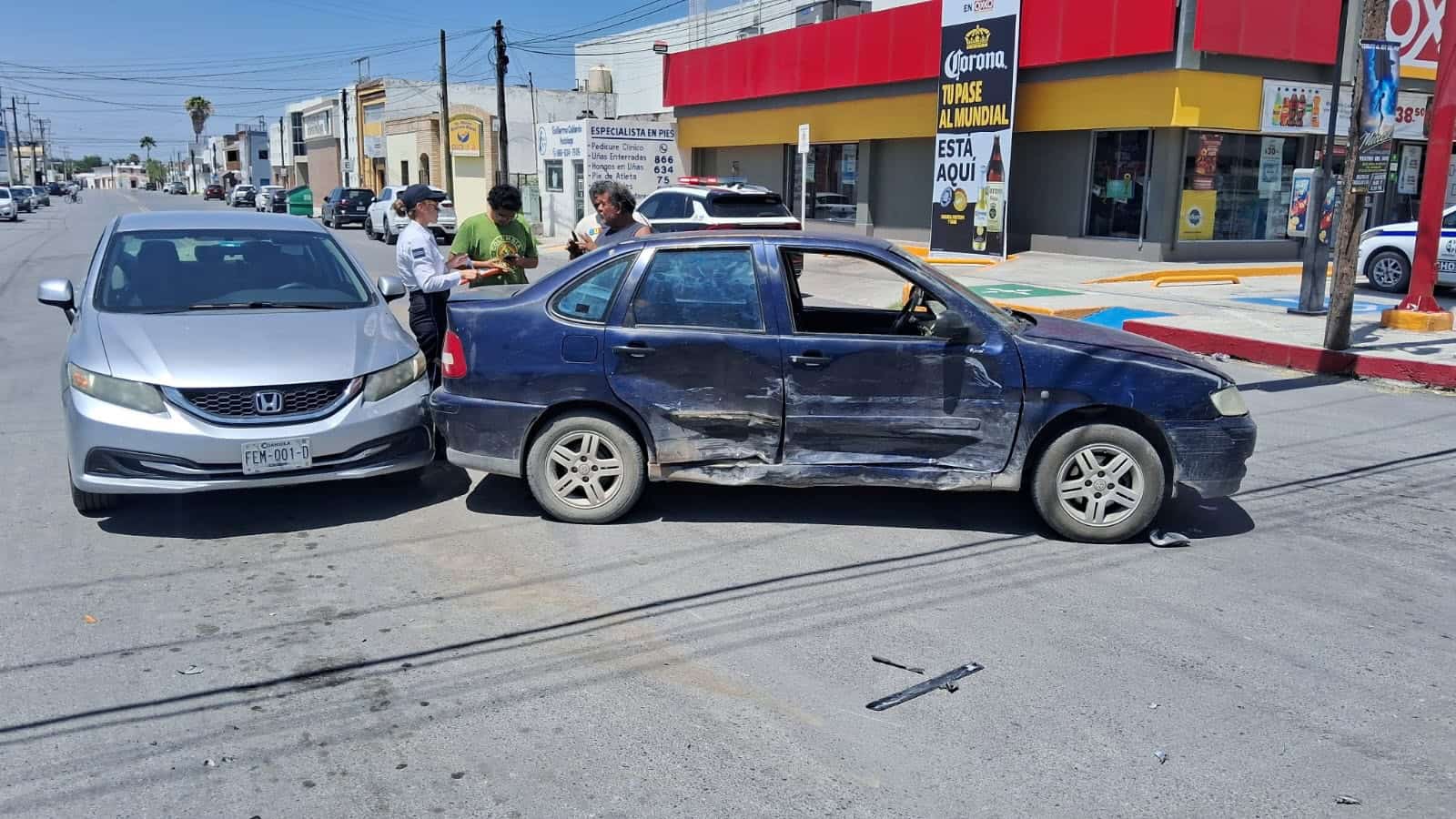 Taxi provoca choque al pasarse sem&aacute;foro en Monclova