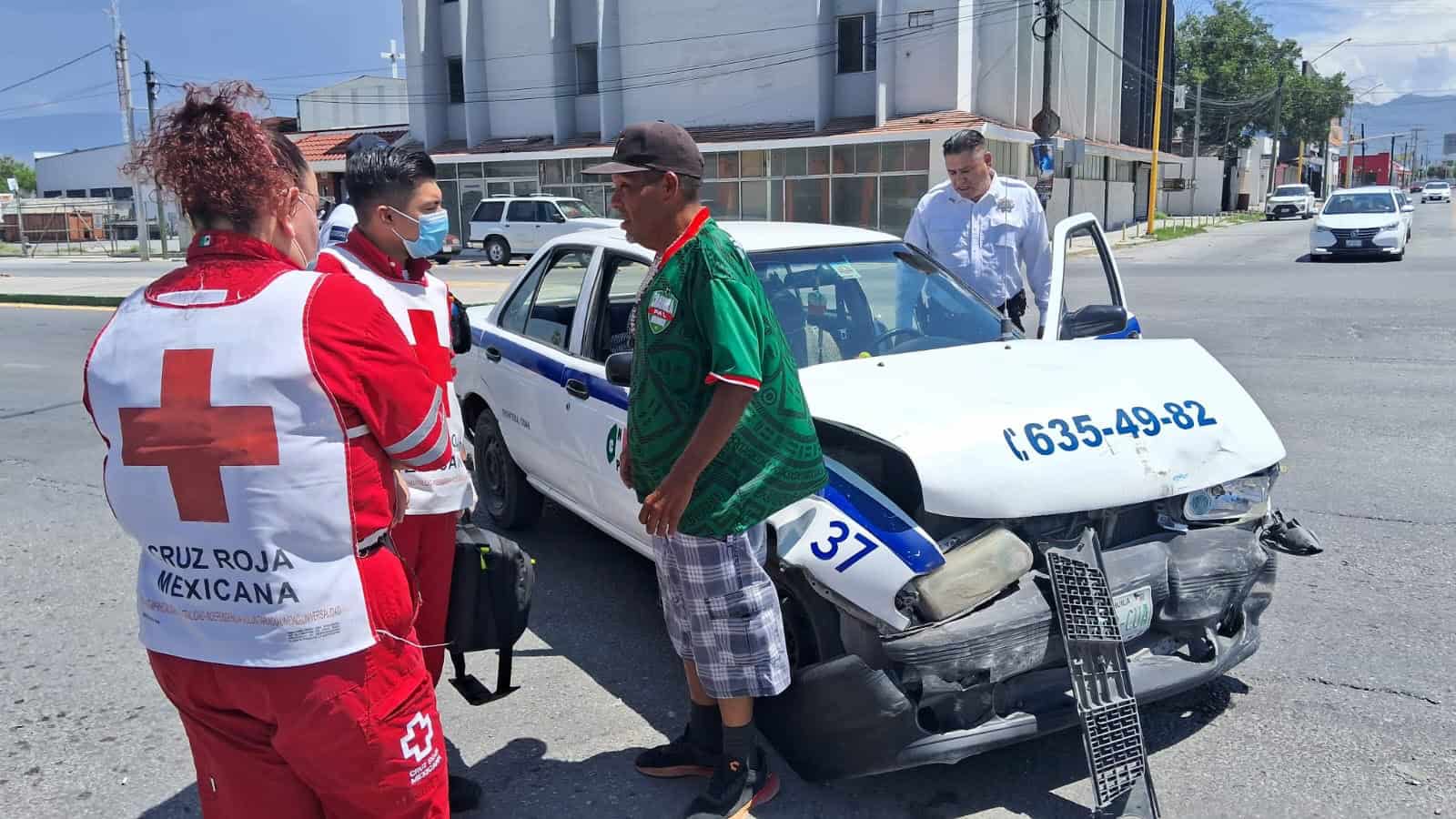 Taxi provoca choque al pasarse sem&aacute;foro en Monclova
