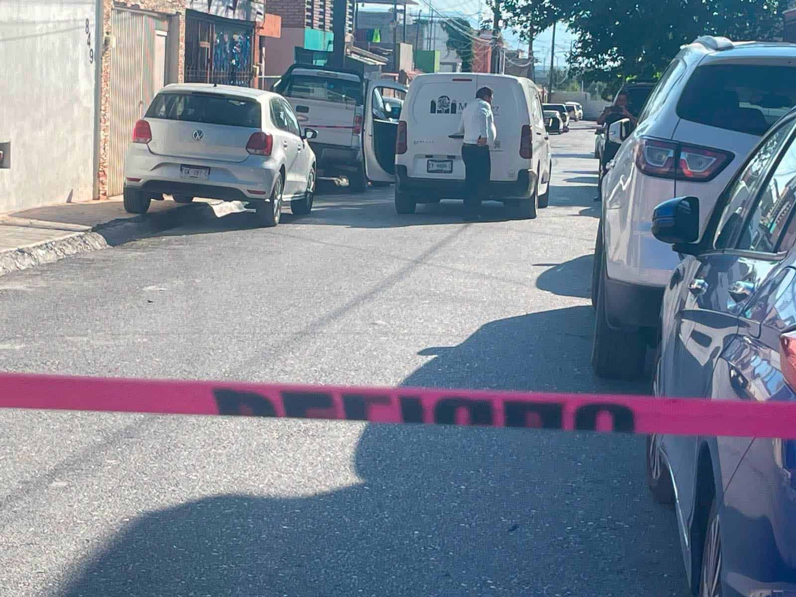 Muere hombre tras caer frente a su casa