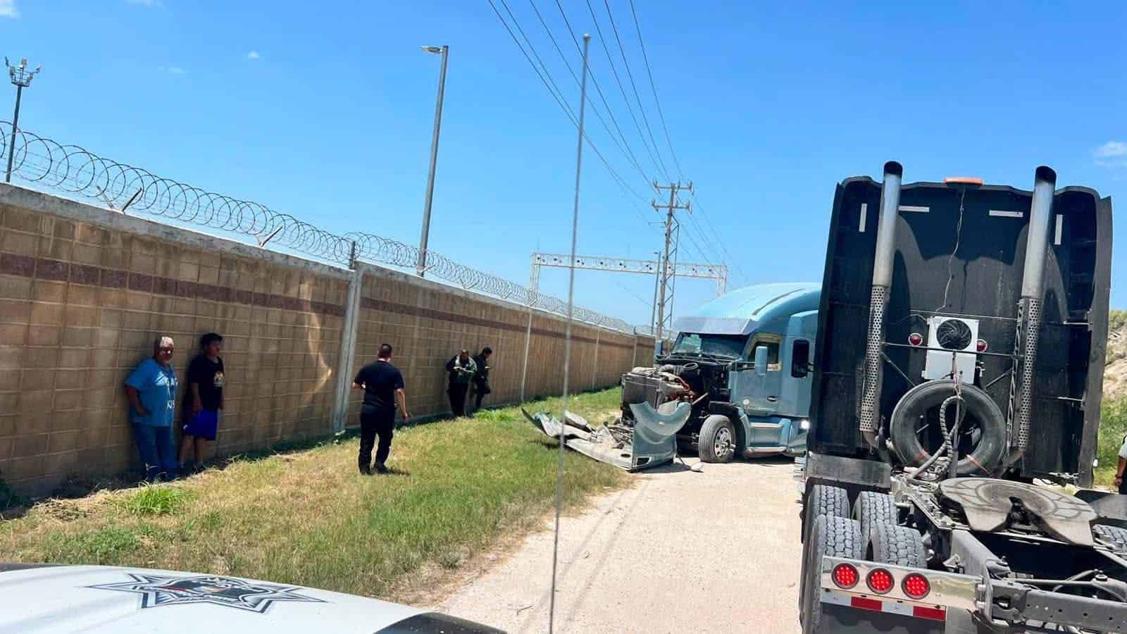 Tractocami&oacute;n cae del puente de R&iacute;o Escondido tras intentar esquivar un bache