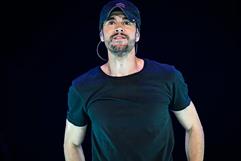 Enrique Iglesias cautiva a miles en su concierto en Monterrey