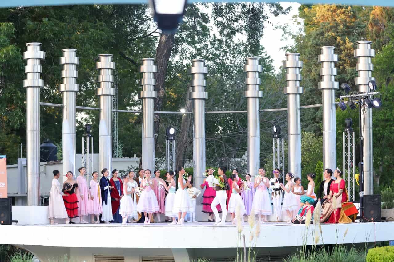 Cientos de saltillenses disfrutan del Festival Internacional de las Artes