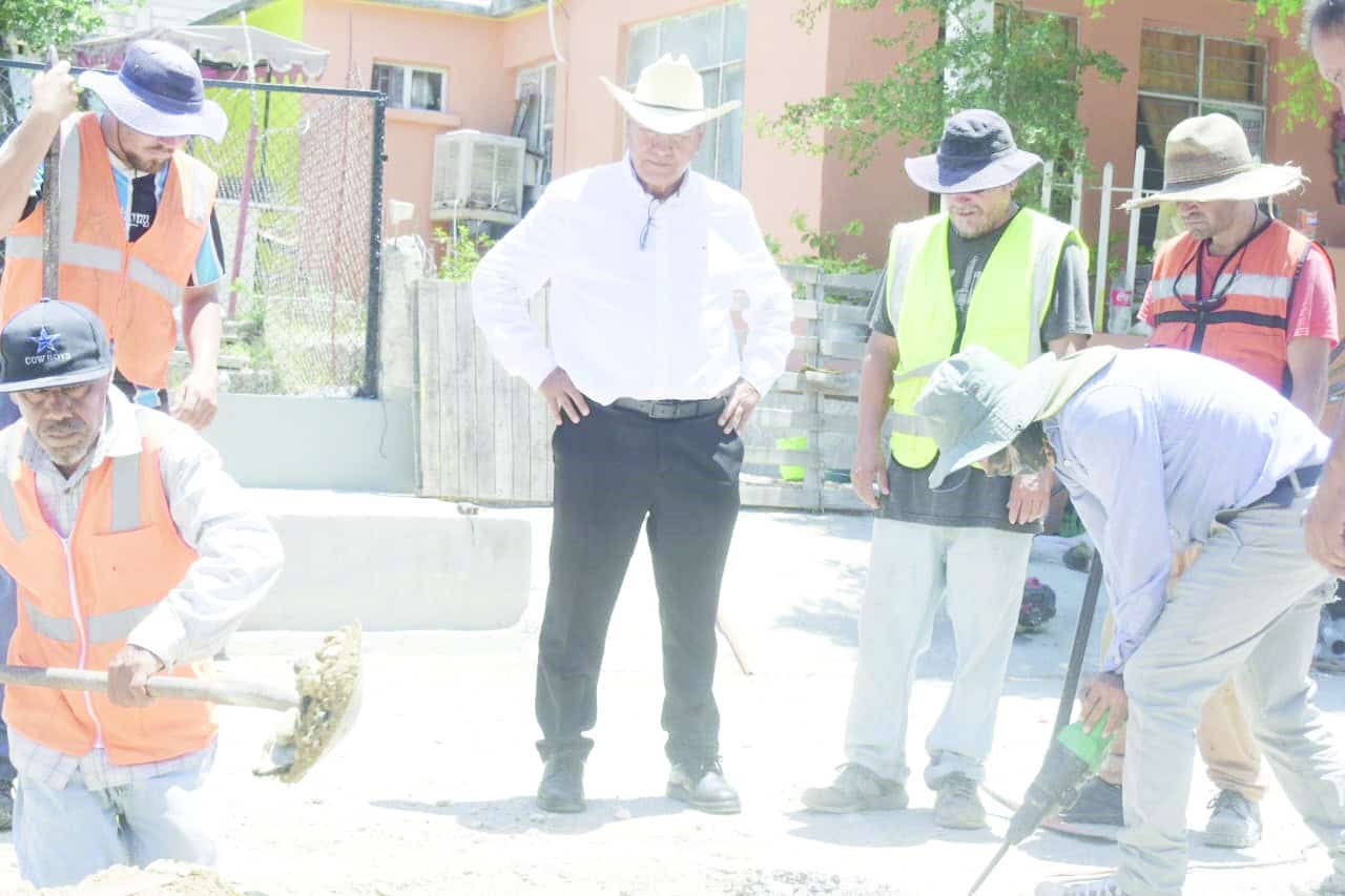 &Oacute;scar R&iacute;os Ram&iacute;rez supervisa trabajos de drenaje en San Juan de Sabinas