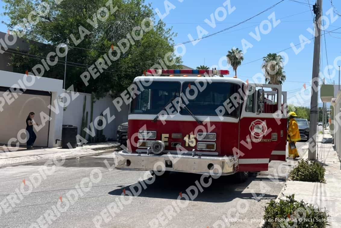 Bomberos controlan incendio en vivienda tras quema de pino en Monclova