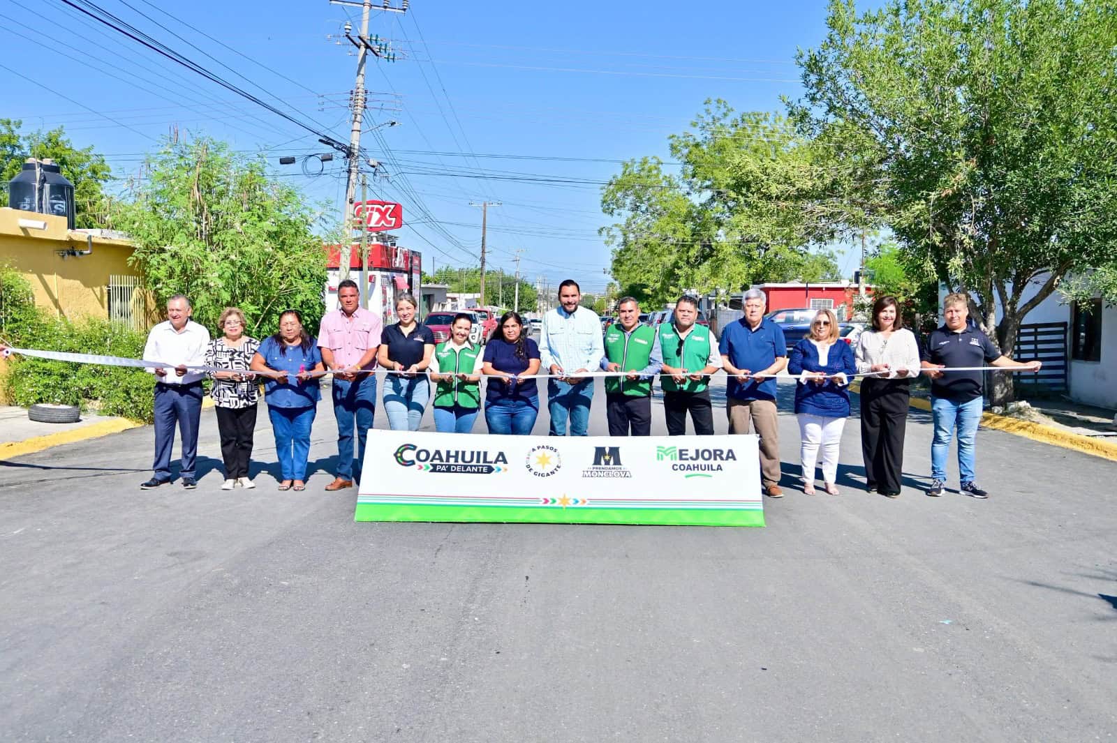 Carlos Villarreal entrega recarpeteo de calles en Monclova