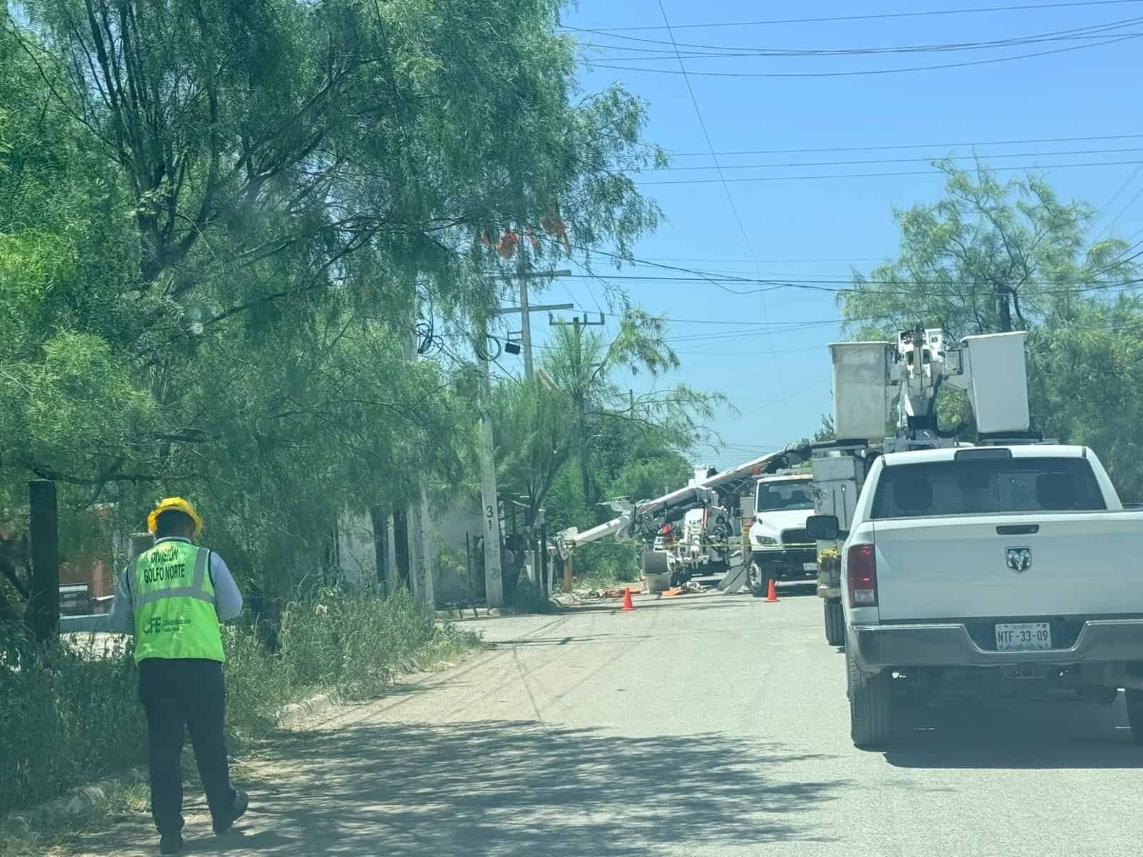 Trabajador de CFE sufre descarga el&eacute;ctrica en Villa de Pala&uacute;