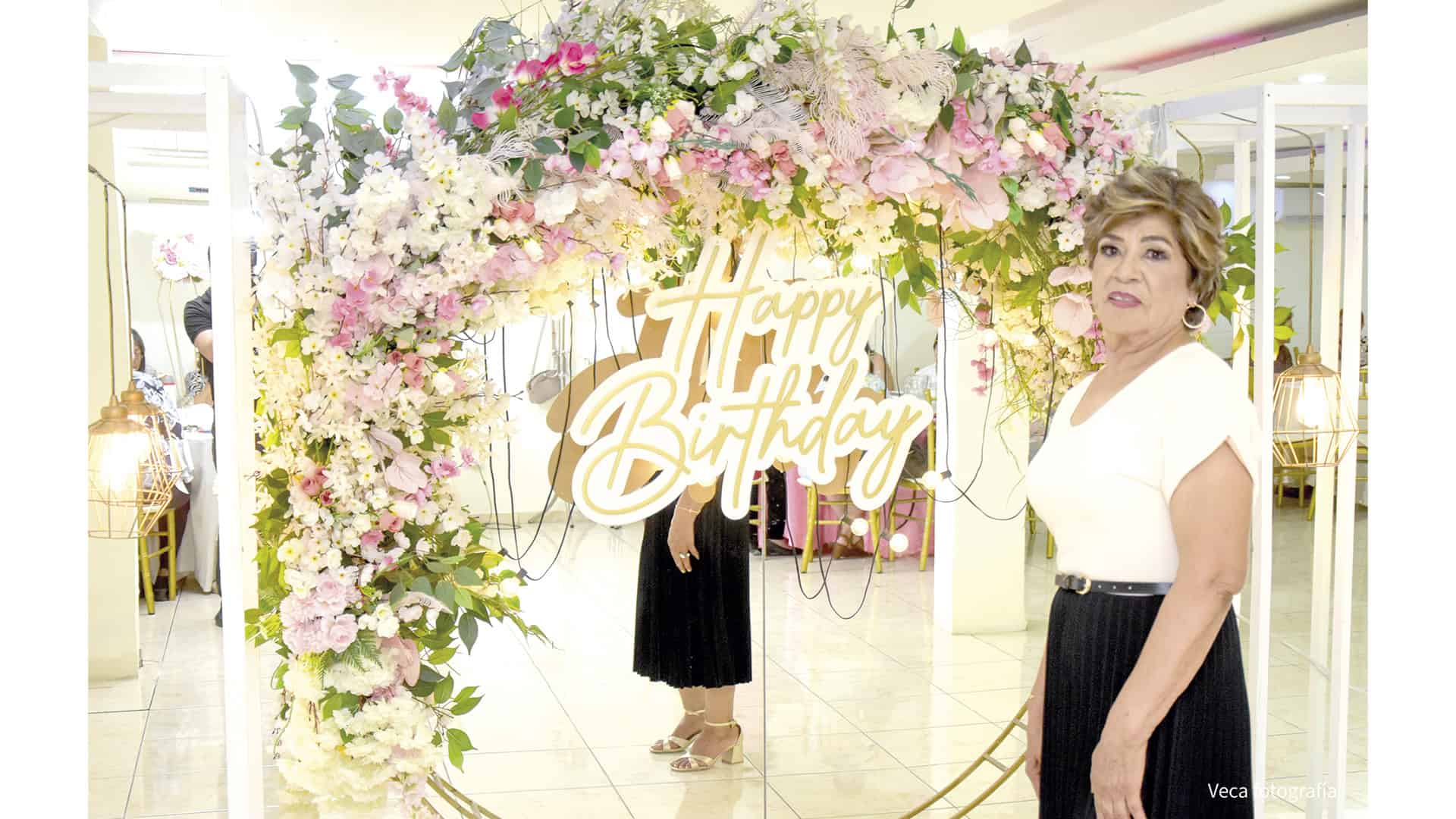 Socorro Vázquez celebra su cumpleaños 70 rodeada de su familia Socorro Vázquez celebra su cumpleaños 70 rodeada de su familia