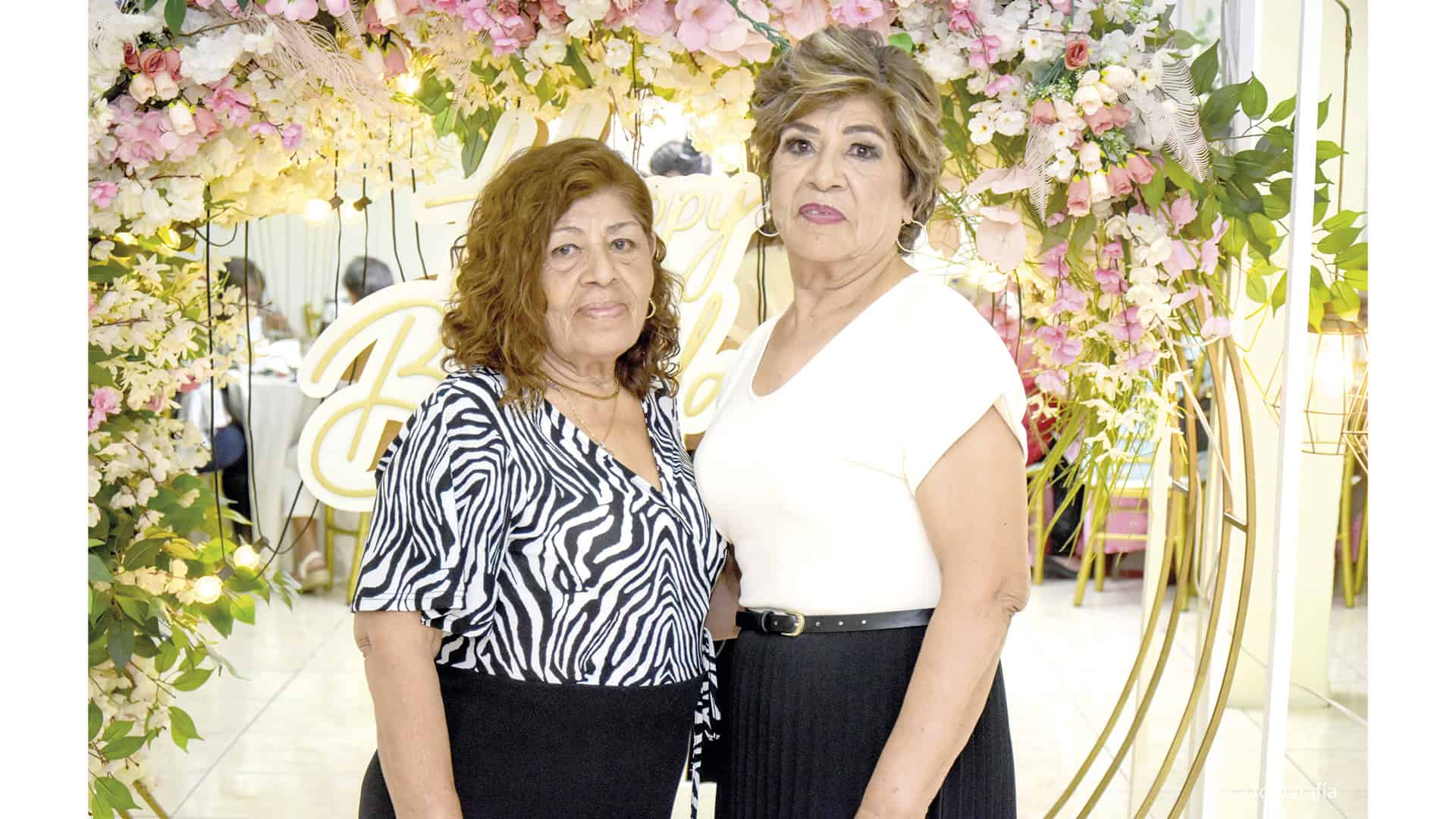 Socorro Vázquez celebra su cumpleaños 70 rodeada de su familia Socorro Vázquez celebra su cumpleaños 70 rodeada de su familia