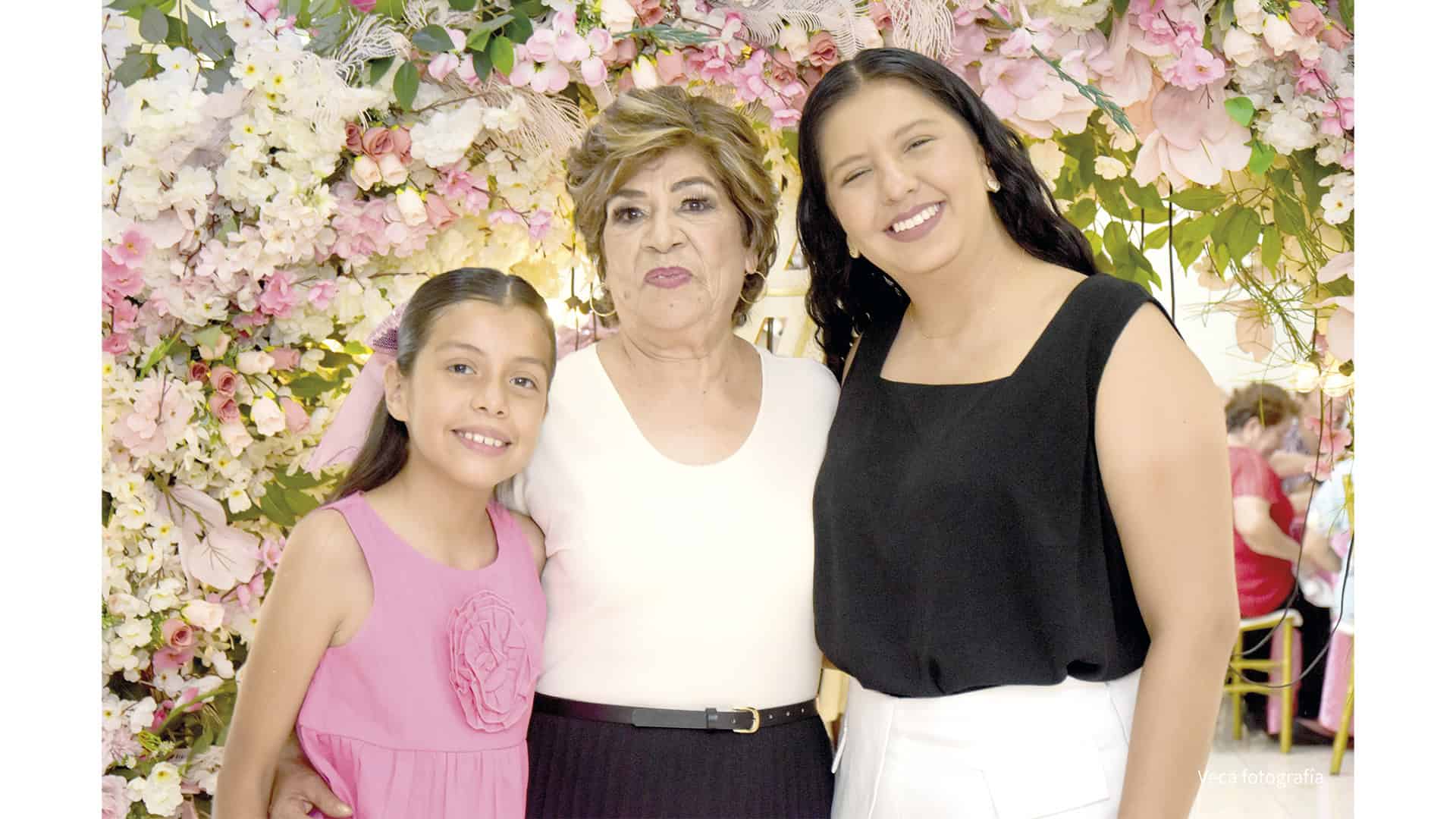 Socorro Vázquez celebra su cumpleaños 70 rodeada de su familia Socorro Vázquez celebra su cumpleaños 70 rodeada de su familia