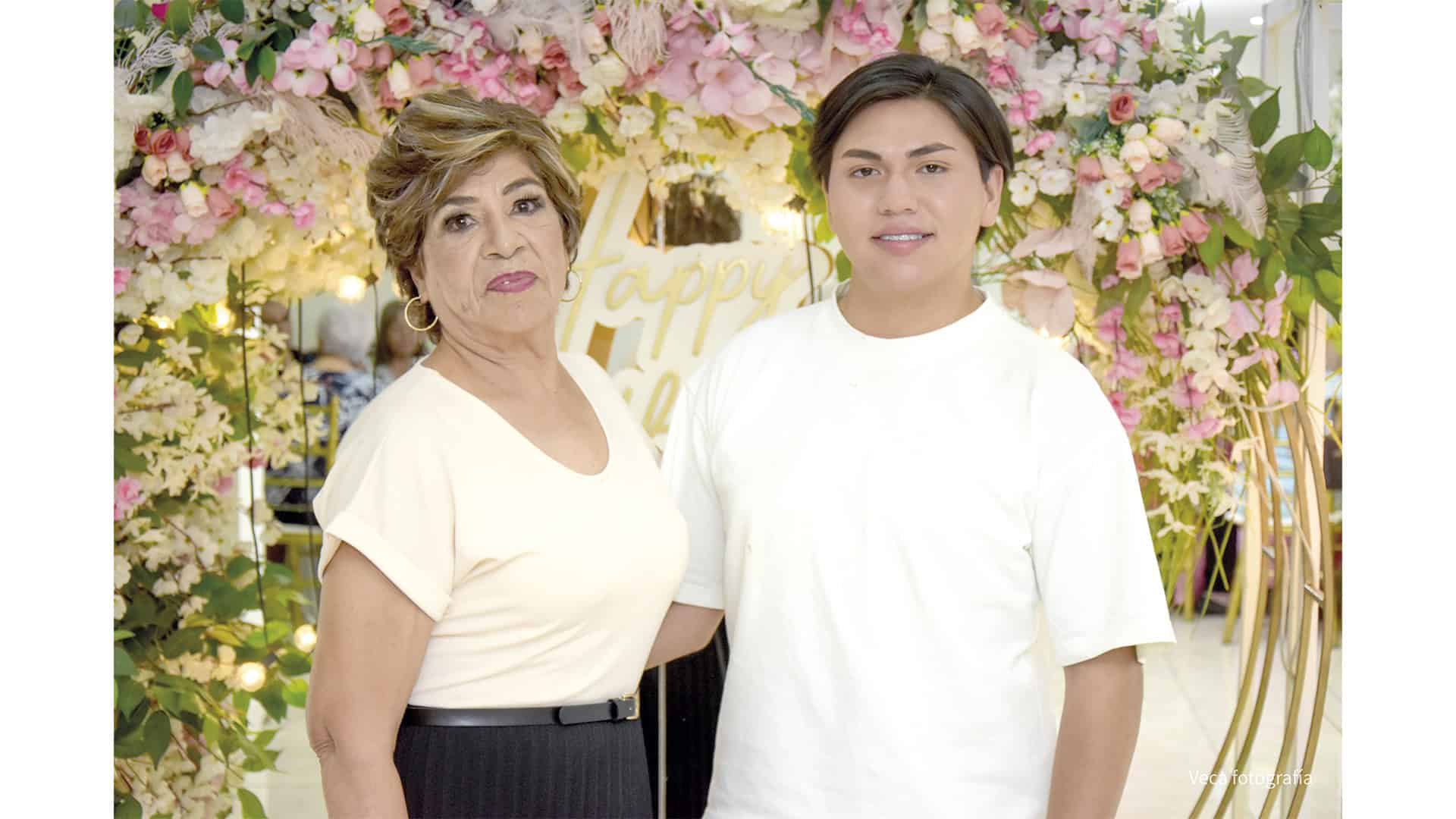 Socorro Vázquez celebra su cumpleaños 70 rodeada de su familia Socorro Vázquez celebra su cumpleaños 70 rodeada de su familia