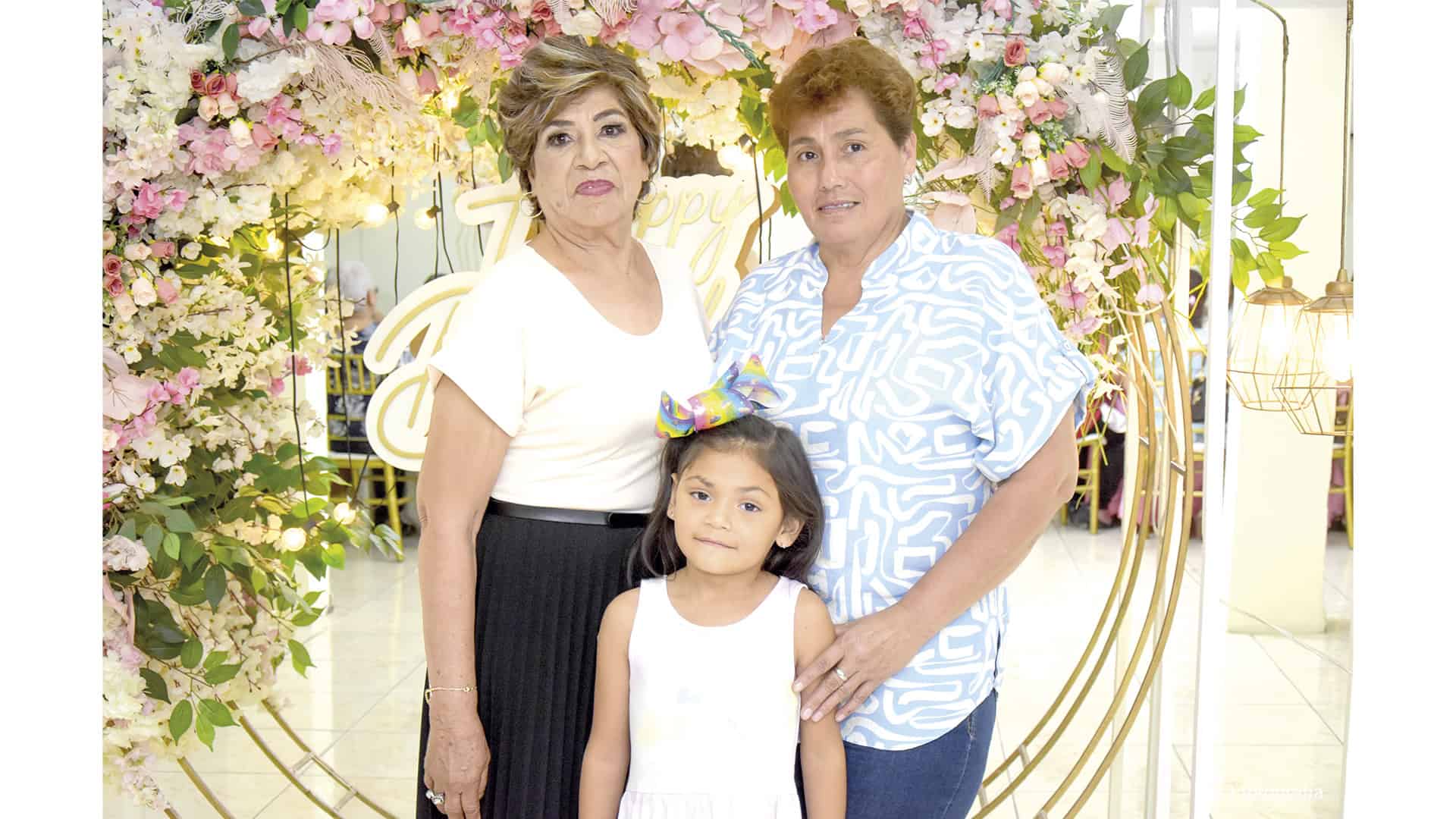 Socorro Vázquez celebra su cumpleaños 70 rodeada de su familia Socorro Vázquez celebra su cumpleaños 70 rodeada de su familia