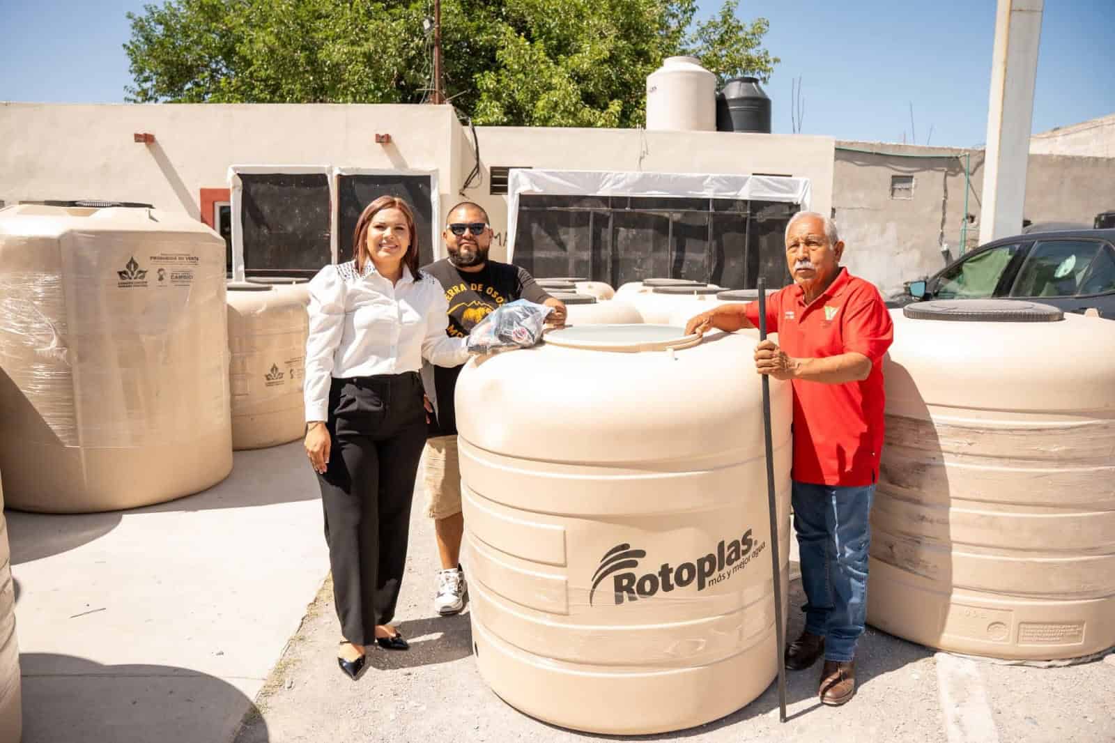 Castaños mejora acceso al agua con entrega de tinacos y cisternas subsidiados
