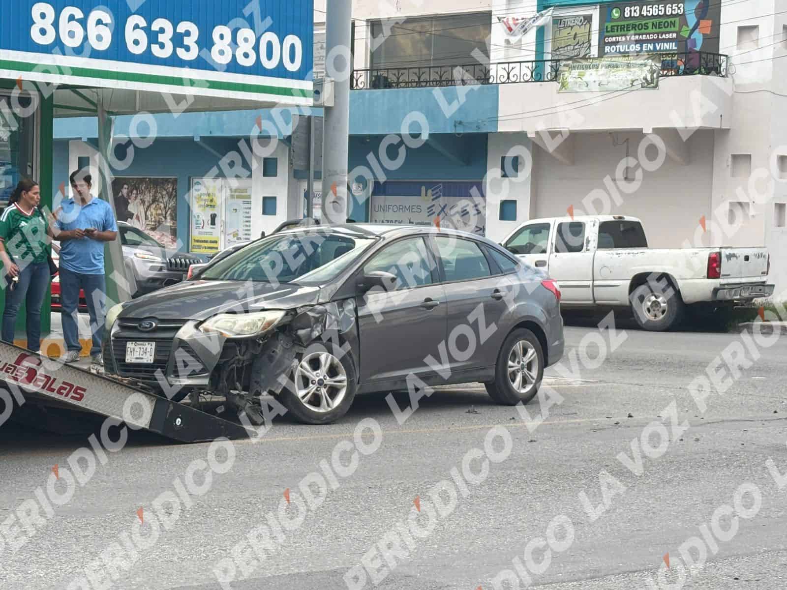 Mujer provoca accidente en Monclova al ignorar sem&aacute;foro