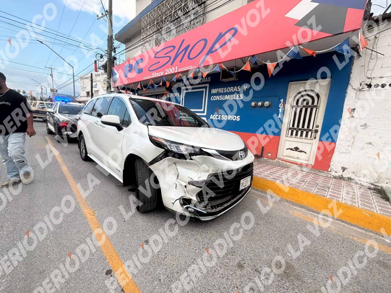 Mujer provoca accidente en Monclova al ignorar semáforo Mujer provoca accidente en Monclova al ignorar semáforo