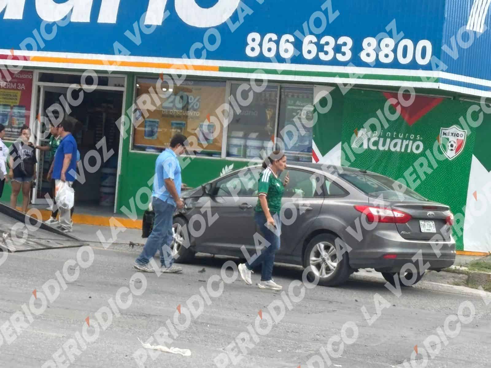 Mujer provoca accidente en Monclova al ignorar semáforo Mujer provoca accidente en Monclova al ignorar semáforo