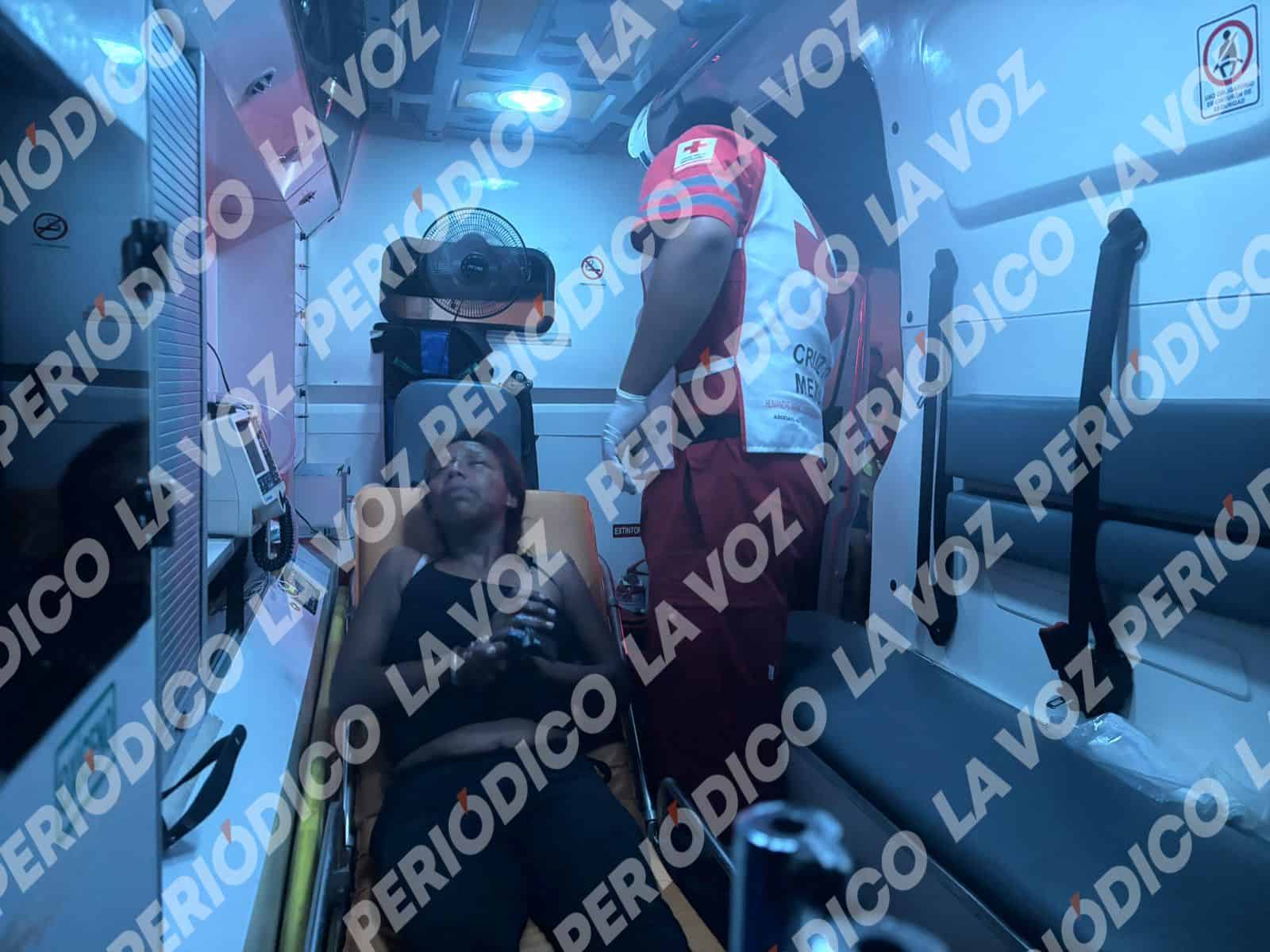 Se le atora dedo en amortiguador
