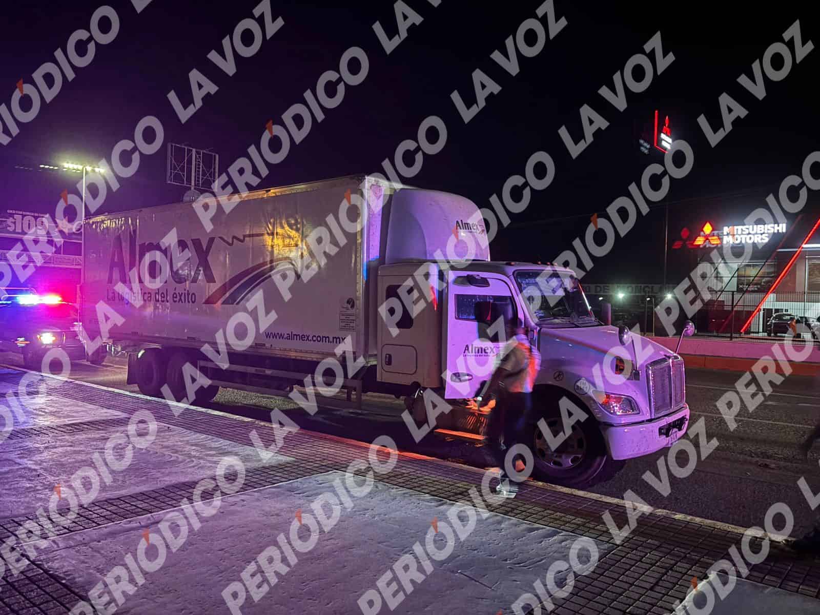 Se avienta vuelta en &acute;U&acute; y  le cierra paso a motociclista