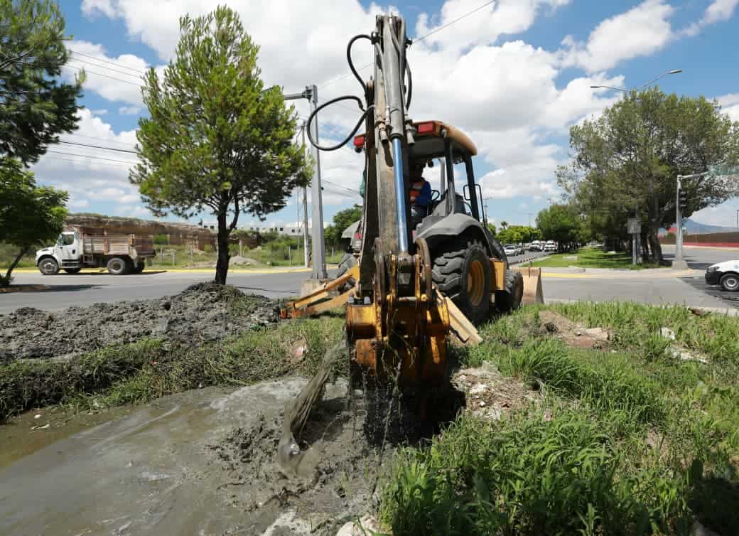 Gobierno de Saltillo realiza desazolve en canal pluvial para prevenir inundaciones
