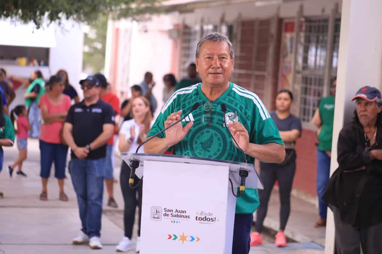 &Oacute;scar R&iacute;os entrega techumbre en la Escuela Primaria de San Juan de Sabinas