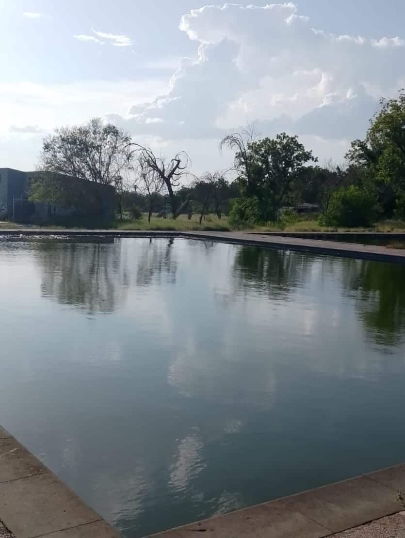 Albercas del Deportivo AHMSA al tope de agua estancada